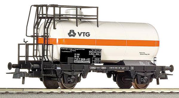 Tank car 'VTG' with brake platform<br /><a href='images/pictures/Roco/66810.jpg' target='_blank'>Full size image</a>
